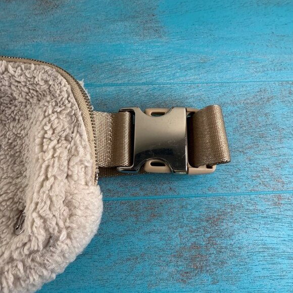 Lululemon Athletica Everywhere Belt Bag 1L Sherpa Fleece Off-White/Beige - Picture 2 of 12